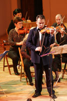 Mihal Budinski svira violinu na koncertu U čast instrumentu 2005